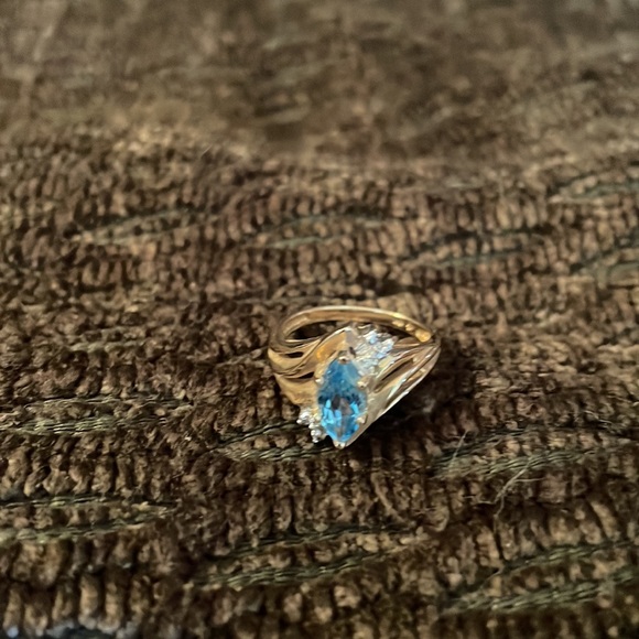 10 kt gold blue topaz ring. Size 6 3/4 - Picture 3 of 4